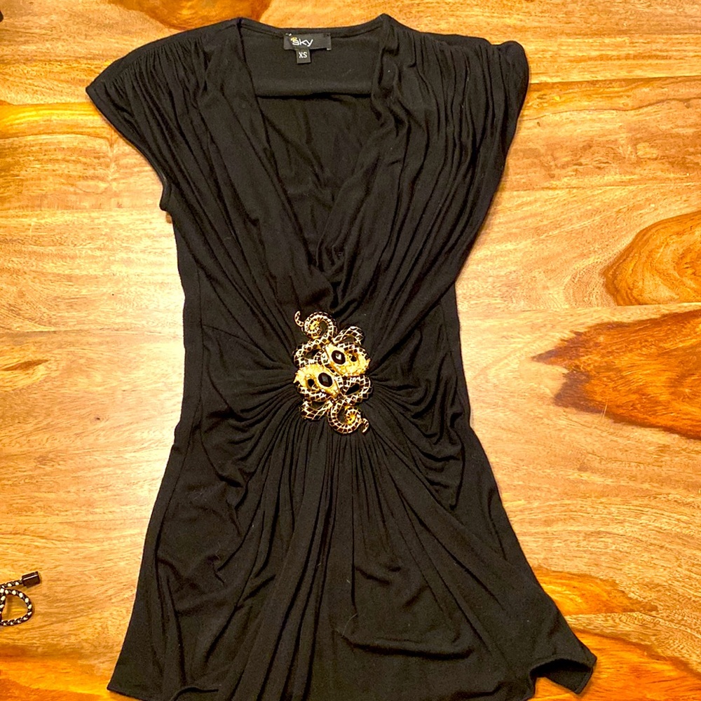 Sky Brand Cowell neck at Brockenbraugh top with embellished snakes XS